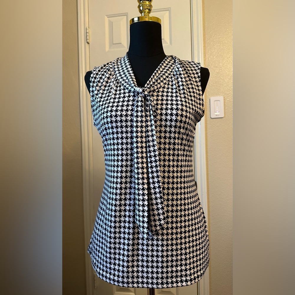 Banana Republic Black and White Houndstooth Sleeveless Blouse Size Small